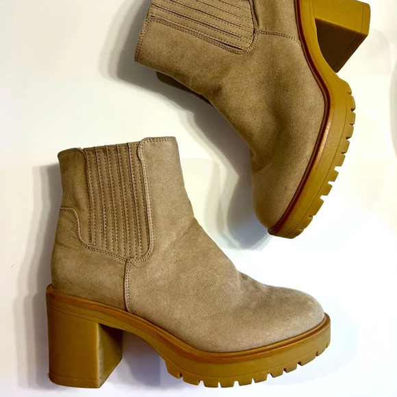 UNIVERSAL THREAD light natural chelsea boots booties - Picture 1 of 11